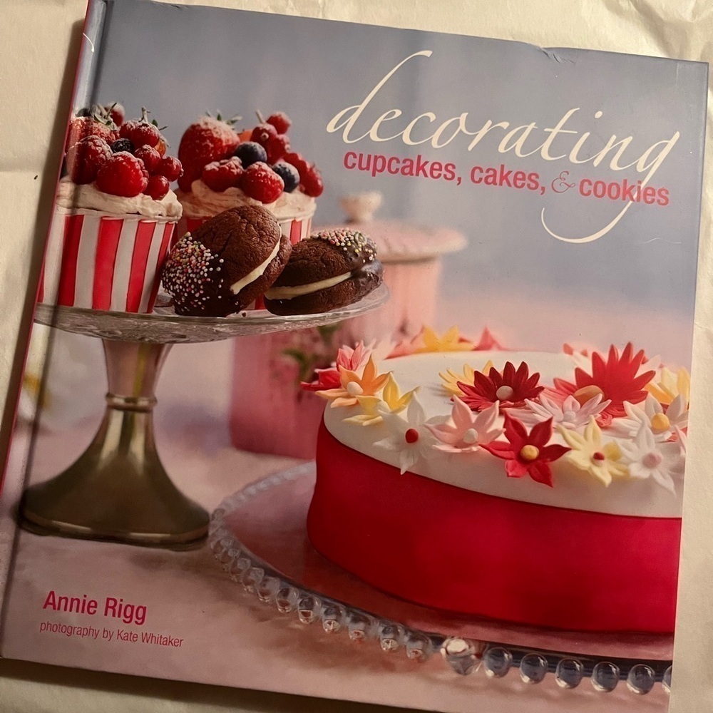 Decorating cakes, cupcakes and cookies